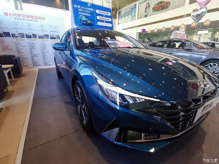 进店看第七代伊兰特