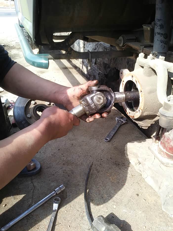 保养前轴头应该注意的地方修自己的车仔细一个轴头半天工