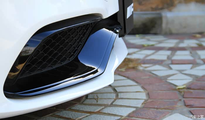 车头底部的前扰流板特写