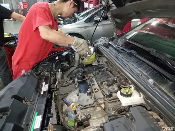 13年雪铁龙c4l再风吹雨淋的环境下发烧感冒了更换水泵水箱