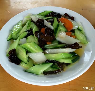 中午在黄瓜镇吃桌黄瓜宴这个山药清炒黄瓜