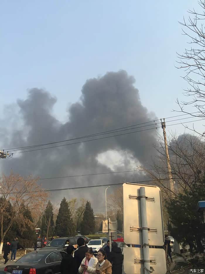 昨天西四环,四季青桥东北角着火了!