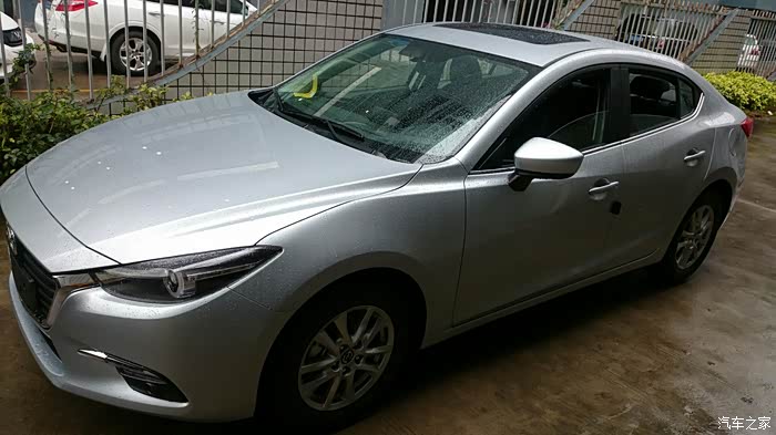 验车的时候拍的,有点小雨天,颜色比老款银色亮一些