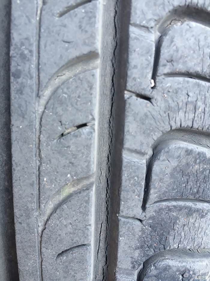 3年3万公里的韩泰轮胎满是裂纹,该不该换?