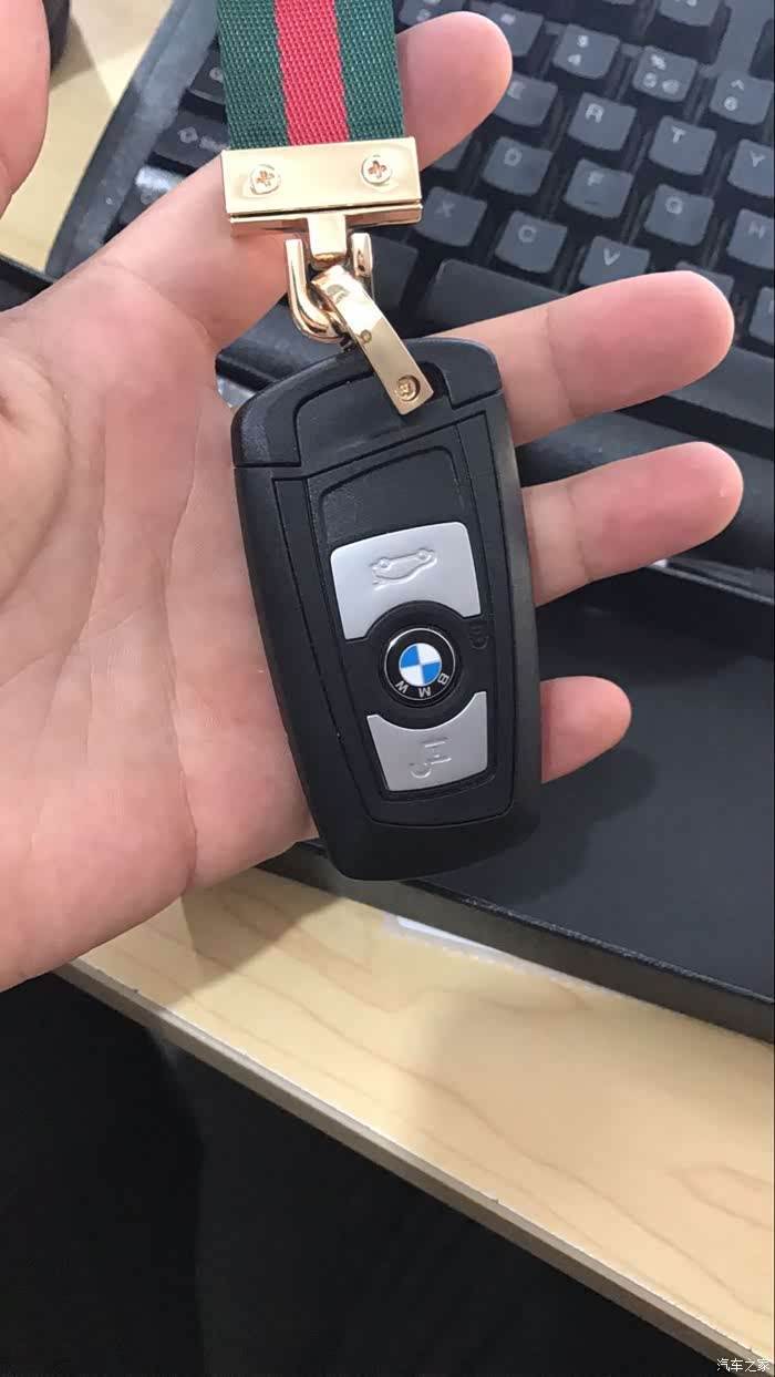 宝马320li白色提车简单作业加用车感受