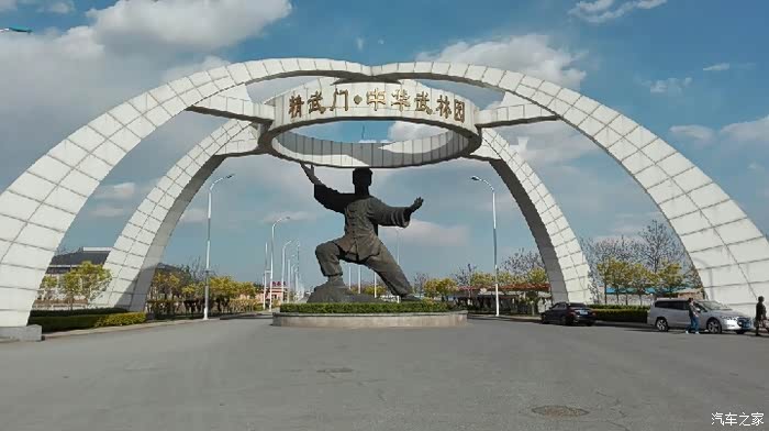 团泊大道,会经过小南河村,大道东侧就是我国著名武术大家霍元甲纪念馆