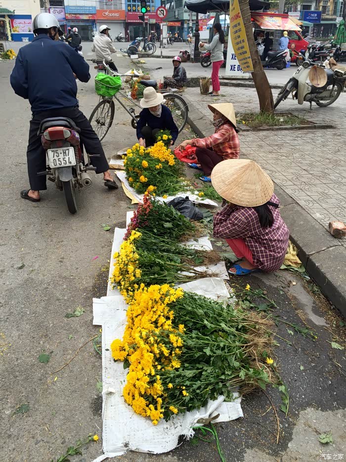 街头卖花的妇女