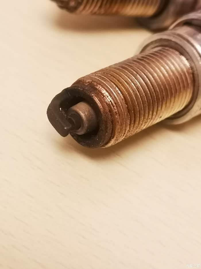 这样的火花塞是不是积碳严重