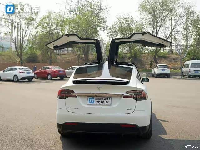 特斯拉鸥翼门很帅但坐在第二排很危险