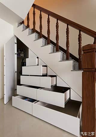 楼梯下方变身黄金收纳空间,这设计太赞了!