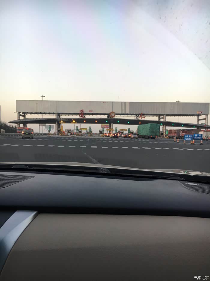 到达道仁收费站,屁股一过就是湖北了,高速一路畅通
