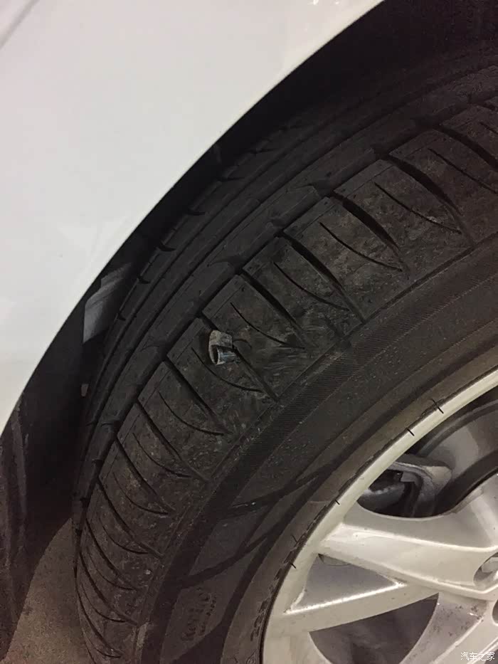 轮胎扎了一个铝皮看看还能正常使用吗