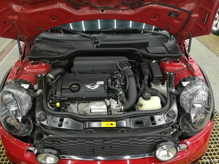 发动机用龙旋风吹洗了一边,没有上光养护.还算干净