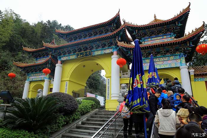 春节自驾游贵州朝圣梵净山叩拜弥勒佛上