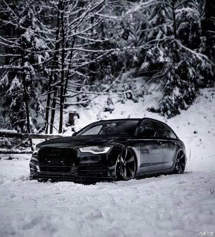 白色雪地里的黑武士奥迪a6 avant,反差极大!