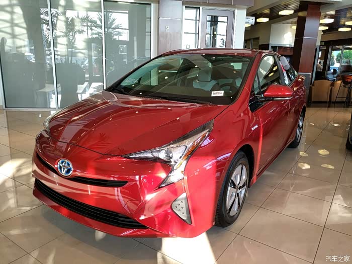 这台红车很惊艳,前标的蓝光让我突然间感觉到它应该是双擎的车辆,一问