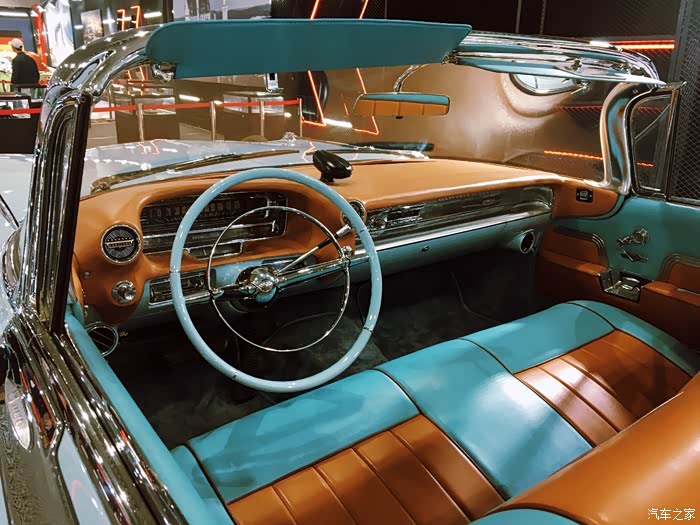 经典重现典藏绝版老爷车空降西安车展美女模特助阵