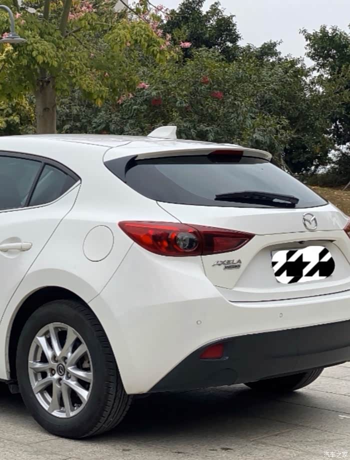 求购昂克赛拉两厢原厂尾翼白色