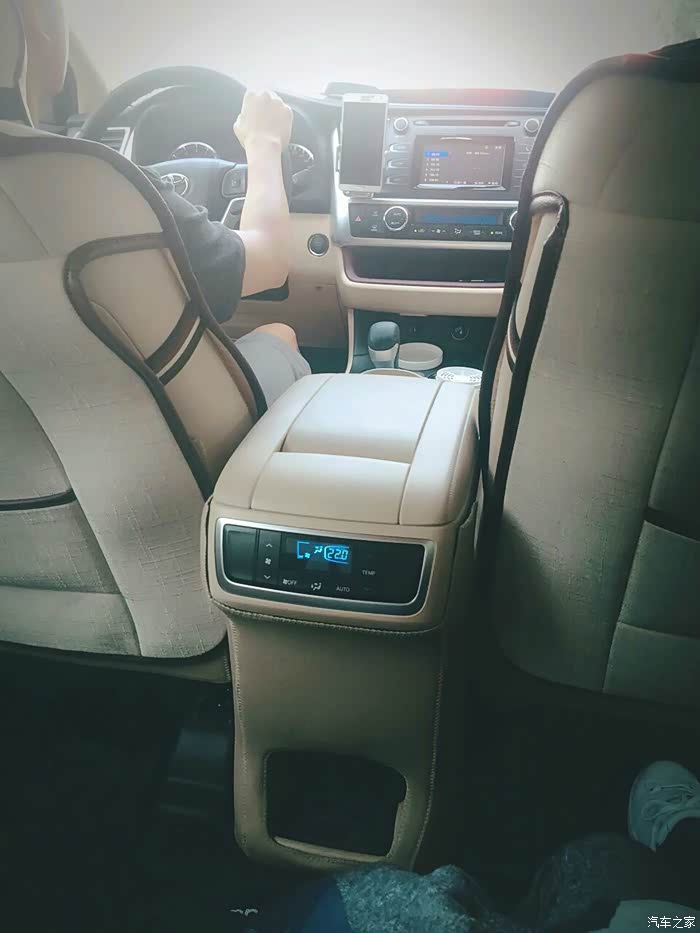 看着这个后排空调 有种豪车的感觉