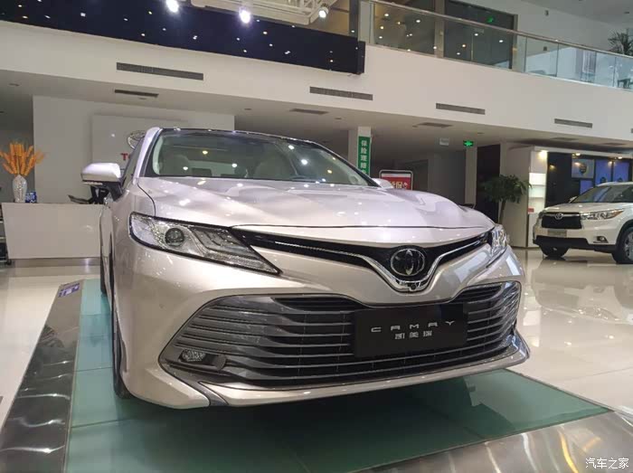 第八代凯美瑞到店实拍一眼惊艳