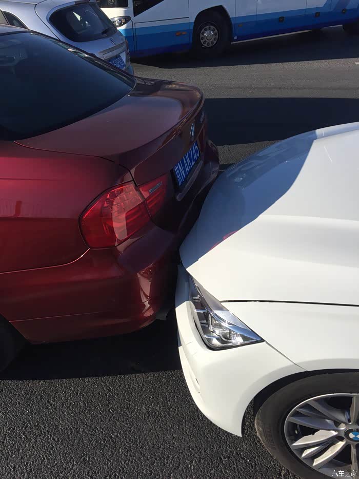 【图】三车追尾,我被夹中间了_宝马3系论坛_汽车之家论坛