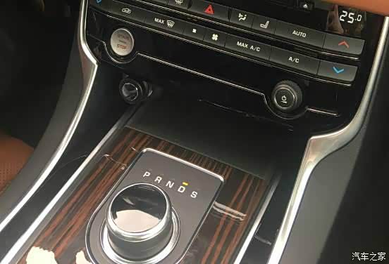 捷豹独有的旋钮档位,充满了绅士感.