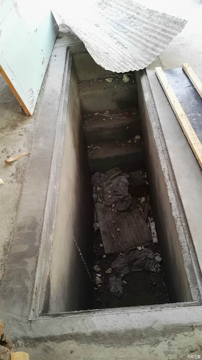 看看给小夏利新弄得修车地沟如何