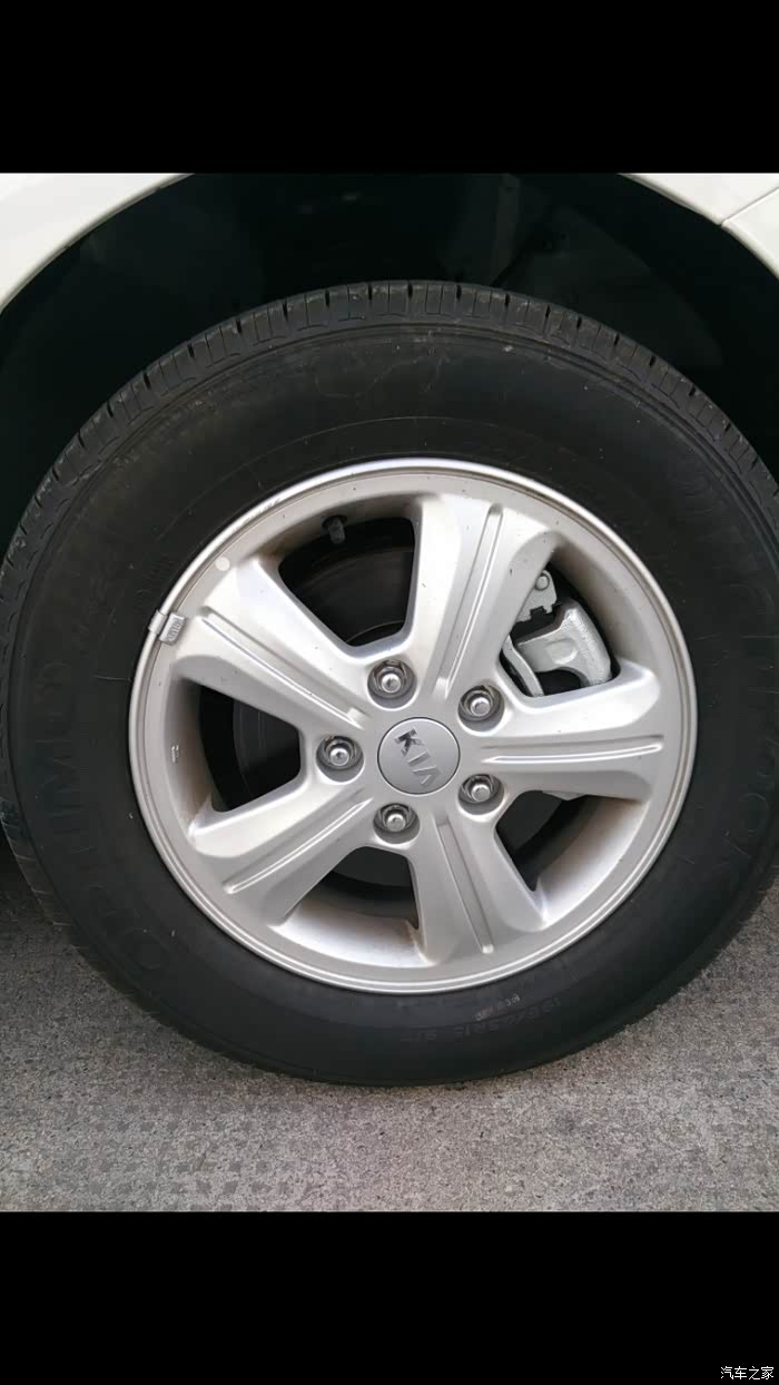 轮毂车标换黑色的好看吗