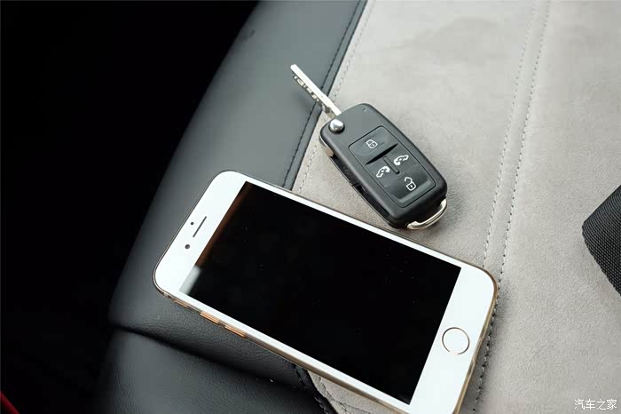 这就是我部分拍照用的苹果8和车钥匙!