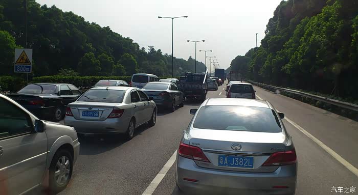 到了广州前方车比较多了,不愧是大城市