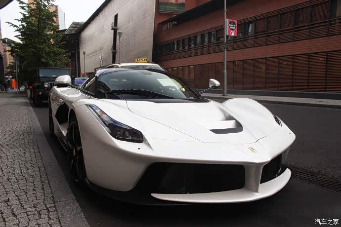 白色的法拉利laferrari,在路上真是楚楚动人,太喜欢了