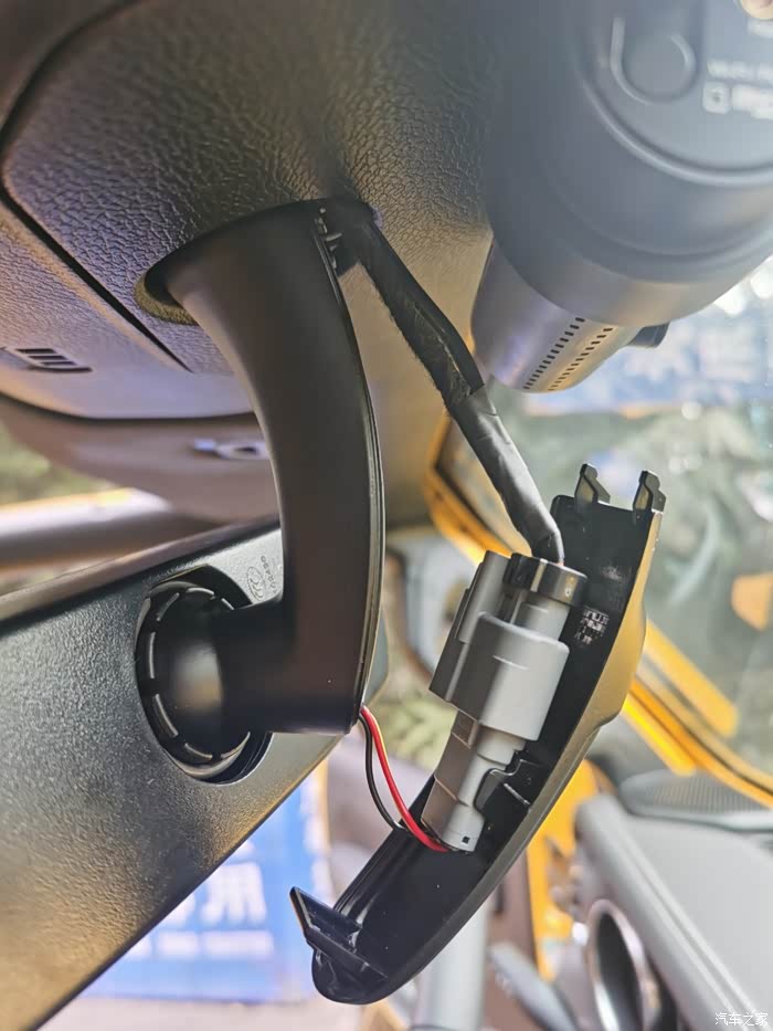 安装行车记录仪,后视镜取电.完美!