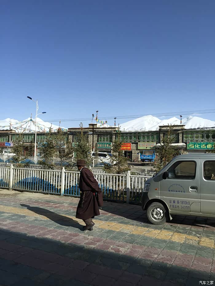 当雄县城,远处是大雪山