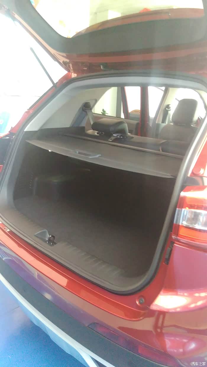 后备箱,空间滴,值得一提是后面还有全尺寸备胎