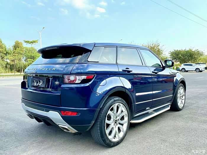 蓝色的路虎揽胜极光太酷了吧超吸引人眼球了