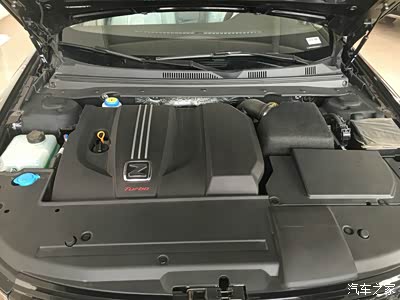 发动机舱,现在国产车都把发动机舱包裹了起来,基本啥也看不到了,看着