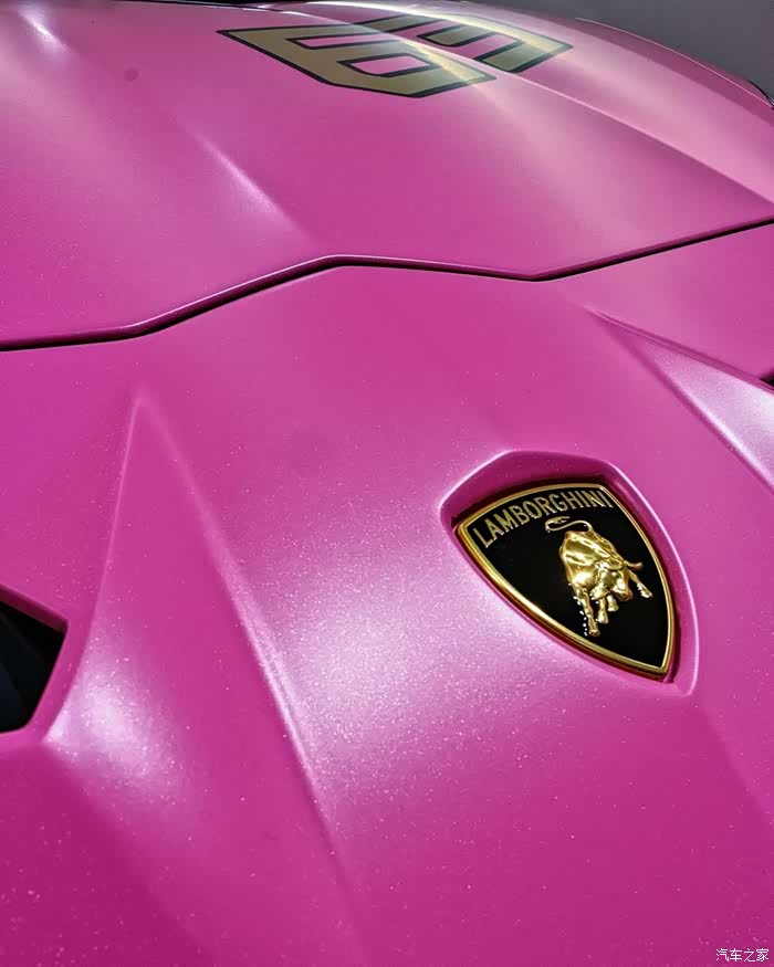 一台粉色的兰博基尼aventador svj 63.