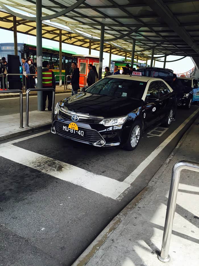 到澳门外港打车,凯美瑞的出租车,而且出租车都是黑色的貌似很有档次