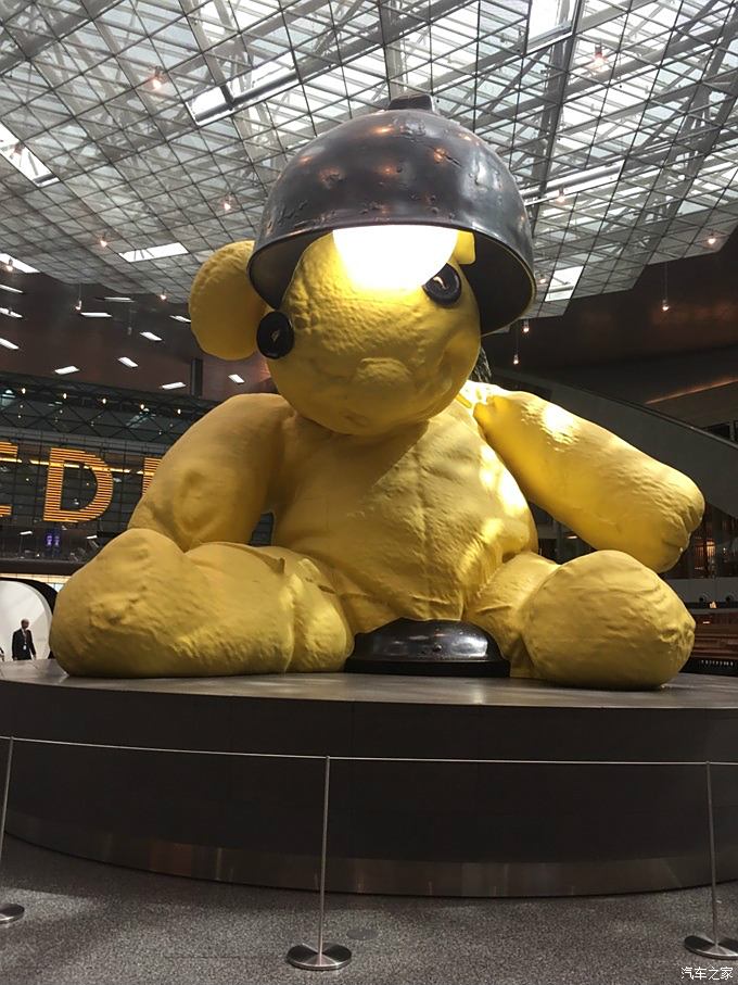 这个就是多哈机场中心的标志啦~~萌萌的巨大的熊,在他的周围是不同的