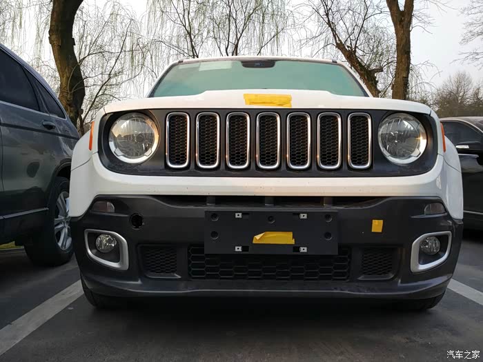 谍照出差途中偶遇国产jeep白色自由侠路试车第二波福利来袭