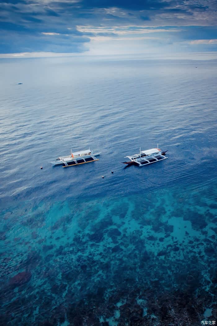 航拍镜头下的海滨,海水很清澈.