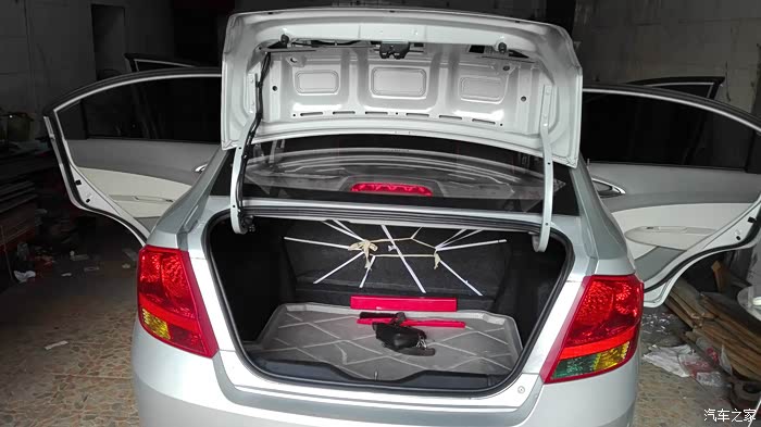 后备箱,后面靠垫绳子有点乱.