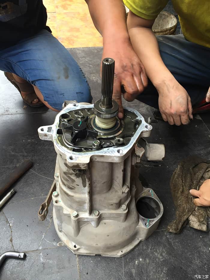 2013款五菱荣光自己动手修12变速箱换变速箱副轴