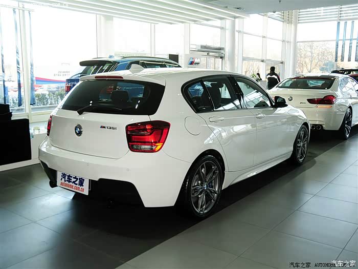 这宝马那款车啊,polo有点像嘛,你看那屁股半截.样样啊