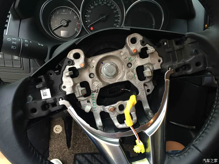 拆气囊那些已轻车熟路,不用一分钟就把气囊原按键拆下