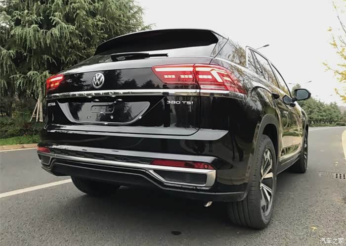 喜欢这个黑色车身,因为我觉得黑色的途昂x更能让人感觉到那种霸气十足