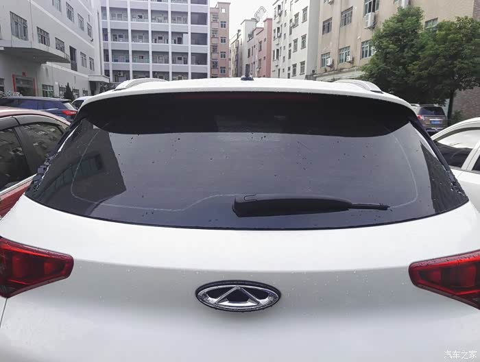 三个月的车后挡风玻璃爆裂没有敲打的痕迹求鉴定什么问题