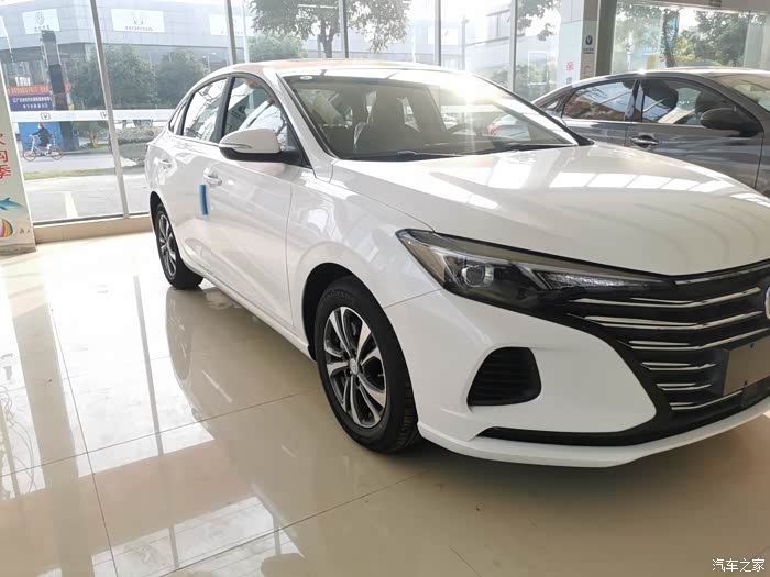 逸动车主观摩白色的逸动plus