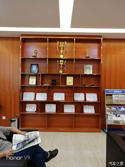 休息室里有个巨荣誉展示柜展示4s店集体个人所获荣耀这企业文化部分也