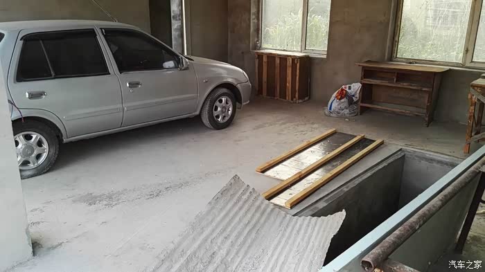 看看给小夏利新弄得修车地沟如何